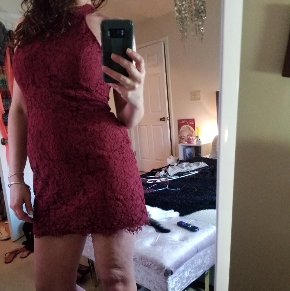 BACKLESS RED LACE DRESS